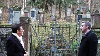 Vor-Ort-Besichtigung des jüdischen Friedhofs in Königheim durch MdL Dr. Wolfgang Reinhart (links) und Bürgermeister Ludger Krug