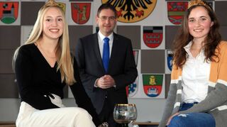 Landrat Dr. Jürgen Ludwig freut sich, dass mit Theresa Schmidt (rechts) und Ronja Schirmer gleich zwei amtierende Weinprinzessinnen am Landratsamt Ansbach arbeiten.