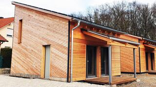 Nachhaltig und mit autarker Stromversorgung inklusive E-Auto-Ladeboxen: Das von Marcus Rügamer entwickelte Doppel-Holzhaus in Bernsfelden ist in wenigen Wochen fertiggestellt.
