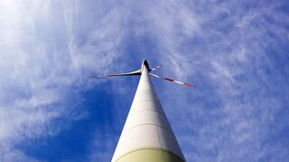 Viele Tausend Windräder ragen zur Stromgewinnung in Deutschland gen Himmel. Der Tauberbischofsheimer Walter Egenberger hat sich jetzt konkrete Gedanken gemacht, wie die gewonnene Energie vor Ort nachhaltig und kostengünstig gespeichert werden kann, anstatt teuer zum „Zwischenlagern“ nach Österreich oder in die Schweiz zu leiten.