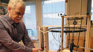 Walter Egenberger mit seinen Modellen, mit deren Unterstützung er die neue Möglichkeit der nachhaltigen und kostengünstigen Stromspeicherung vor Ort erfolgreich simuliert hat.
