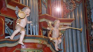 Als fröhliche, kindliche Putten begleiten die Posaunenengel den Gemeindegesang von der Orgel aus mit.