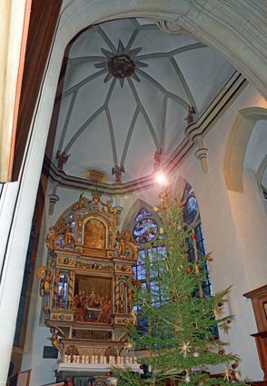 Die allegorischen Tugendengel auf dem Kranzgesims bemerkt man erst auf den zweiten Blick. Auch den Altaraufsatz zieren zahlreiche Flügelwesen.