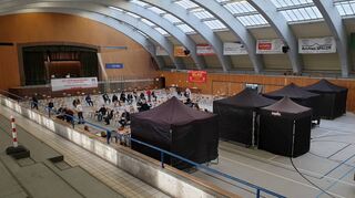 Ein Blick in den regionalen Impfstützpunkt des Kreises in der Tauber-Franken-Halle in Königshofen.