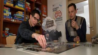 Christoph Kraus, der Erfinder des Spiels „Der Taubertal-Express“ spielt zusammen mit einem Freund das Strategie-Spiel.