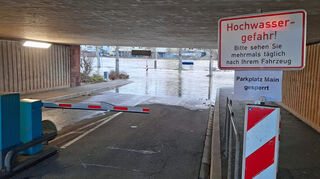 Main-Parkplatz unter Wasser.