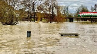 Die braunen Fluten setzten auch den unteren Teil der Tauberbischofsheimer Tauberterrassen unter Wasser.