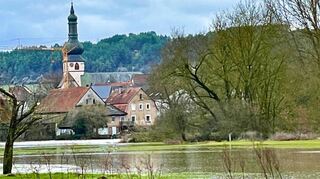 Eine Seenlandschaft vor Hochhausen.