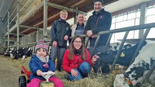 Heimat ade: Enkelin Laura, Gerlinde und Reinhold Markert, Dominik und Stefanie Bender (vorne).