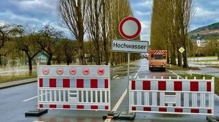 Die Ortseinfahrt von Lauda musste wegen des Hochwassers gesperrt werden.