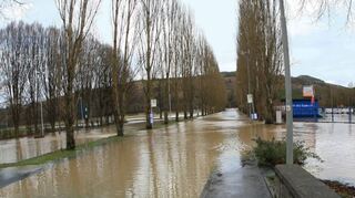 Braune Fluten an der Tauberbrücke in Lauda.