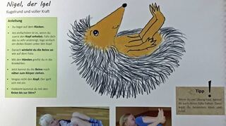 „Nigel, der Igel“ leitet diese Bewegungsübung an. Elija und Sophia helfen mit beim Thema Körperspannung.