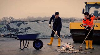 Im Video von Café del Mundo: Jan Pascal und Alexander Kilian schippen die Reste alter CDs beiseite.