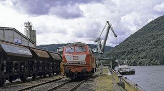 <p>Diesellok im Wertheimer Mainhafen, in den früher regelmäßig Quarzsand aus Frechen bei Köln geliefert wurde.</p>