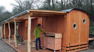 Stolz präsentiert Bürgermeister Marcus Wessels den für die Wald- und Naturkindergartengruppe umgebauten und ausgestatteten Wagen auf dem Areal oberhalb des SVW-Sportplatzes in Unterwittighausen.