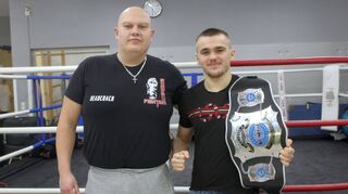 Der 18-jährige Jason Klein aus Buchen ist Deutscher Meister im Kickboxen, hier mit seinem Trainer Eugen Lorenz.