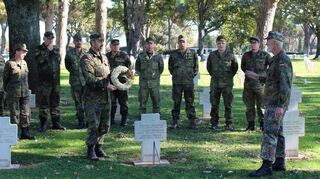 Nach dem Arbeitseinsatz auf dem deutschen Soldatenfriedhof in Pomezia, südlich von Rom, legten die 13 Reservisten aus Franken an den Gräbern von Gefallenen aus der Region Kränze nieder.