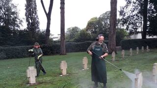 Eine der Hauptaufgaben der Reservisten war die Reinigung der Grabsteine auf dem deutschen Soldatenfriedhof.