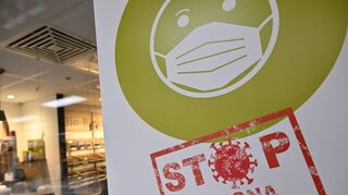 Ein Schild mit der Aufschrift „Stop Corona“ hängt im Schaufenster eines Ladengeschäfts. Auch in Bad Mergentheim leiden Einzelhandel und Gastronomie.