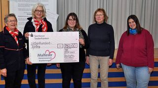 Spende übergeben: Das Bild zeigt (von links) Gerda Höfling, Marion Lippert (beide Malteser), Madeleine Wagner („Lebensfarben“), Mechthild Geiger (Offener Singtreff und Männergesangverein) sowie Stefanie Buck-Neuhäuser („Mini-Maxis“).