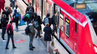 Passagiere steigen in eine S-Bahn: Entlang der Taubertalstrecke derzeit noch Utopie – in wenigen Jahren bereits Realität?