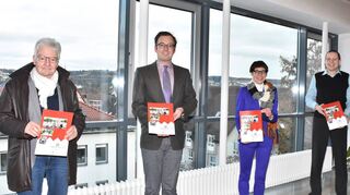 Der Vorsitzende der Lebenshilfe für Menschen mit Behinderung im Main-Tauber-Kreis, Jörg Hasenbusch, übergab das Jahresprogramm 2022 im Landratsamt an Ersten Landesbeamten Florian Busch sowie Sozialdezernentin Elisabeth Krug. Begleitet wurde er vom neuen Ge-schäftsführer Peter Büche (von links).