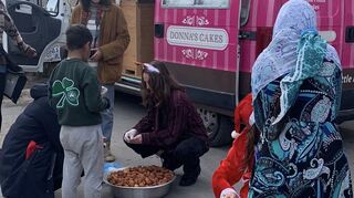 Die Weihnachtsaktion von Khora im Eleonas Camp in Athen nahmen auch Muslime dankbar an.