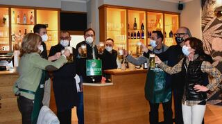 Bürgermeisterin Anette Schmidt (links) stößt mit den geladenen Gästen und Salem El Osta (Dritter von rechts) auf das Wohlergehen des neuen Restaurants „El Osta Gourmet“ an.