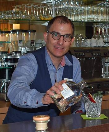 Dehoga-Kreischef Frank Bundschu hinter seiner Bar im Hotel-Restaurant Bundschu in Bad Mergentheim.