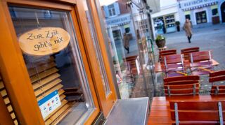 „Zur Zeit gibt`s nix“ steht im Fenster dieses Restaurants. Der Januar ist grundsätzlich ein ruhiger Monat in der Gastronomie, aber Corona belastet die Branche.