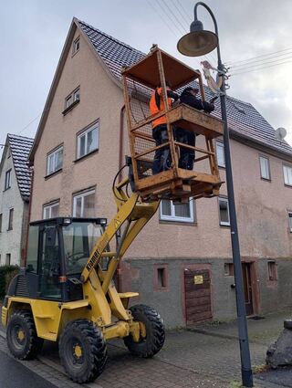 Zwar gibt es auch in diesem Jahr keinen Umzug und keine Prunksitzung in der Halle, dennoch wurde Schweinberg bereits närrisch dekoriert. An den Straßenlaternen wurden die „Vögel“ aufgehängt.