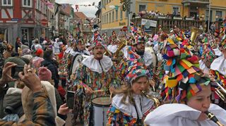 2020 zogen zahlreiche Teilnehmer beim Buchener „Gänschmarsch“ durch die Straßen. Ob dieser und der Rosenmontagsumzug in wenigen Wochen stattfinden, steht noch nicht endgültig fest. Abgesagt sind sie laut dem „Narrhalla“-Vorsitzenden Herbert Schwing noch nicht.