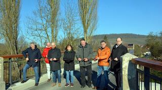 Mit Scherenschnitten offiziell freigegeben: Klaus Kornberger (Zweiter von rechts) moderierte die offizielle Wiedereröffnung der Tauberbrücke.