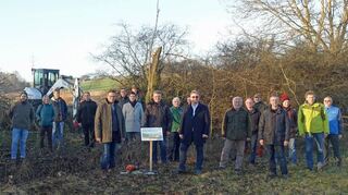 Auf den Stock gesetzte Hecken wie diese in Schefflenz sollen zum Rückzugsraum für Rebhühner werden: Projektauftakt mit Minister, Landrat, Bürgermeistern, Jägern, Landwirten und Naturschützern.