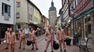 Damit stoßen sie auf offene Ohren: Die Kolping-Band „Bläck’R“ drehte am Sonntagmorgen ihren Film für die Online-Sitzung der Kolpingfamilie in Buchen. Bandmitglieder sind Martin Grollmus, Horst Berger, Mathias Grollmus, Michael Henk, Bernd Morschhäuser, Magnus Balles und Dietger Stolz. Auch durch Corona und die Kälte lassen sich die überzeugten Fastnachter nicht bremsen.