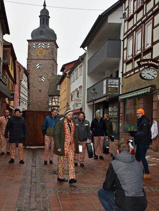 Probe mit Jacke: Absprache für den Film mit „Bläck’R“ am Sonntagmorgen in der Buchener Marktstraße.
