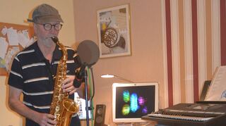 Seit Jahrzehnten an den verschiedensten Instrumenten aktiv: Der Vollblut-Musiker Thomas Hofmann aus Königshofen brachte nun eine Saxofon-CD unter dem Titel „Tom plays Sax“ heraus.