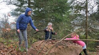 Im Wald können Familien vieles ausprobieren und zum Beispiel aus Ästen etwas bauen. Das gefällt auch Leonie, ihrer jüngeren Schwester Mila und Mutter Stefanie Weimer.