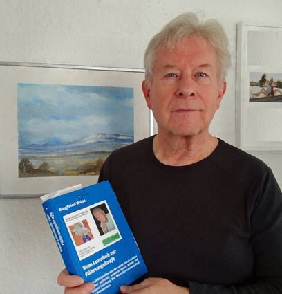 Der gebürtige Wertheimer Siegfried Wüst mit seinem Buch.