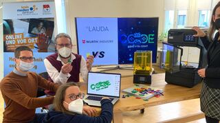 Welche kreativen Ideen sprudeln wohl bald aus dem 3D-Drucker? Die Beteiligten freuen sich schon auf den Ideenwettbewerb „Code 8 to 8“ (von links): Christoph Kraus (Wirtschaftsförderer Stadt Lauda-Königshofen), Tobias Endres (medienpädagogischer Berater am Kreismedienzentrum), Lisa Straub (Geschäftsführerin Brainstorm) und Iris Lange-Schmalz (Leiterin Jugendtechnikschule Taubertal).