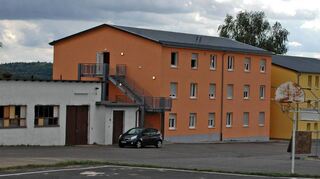 Kriege, Verfolgung und Not sorgen dafür, dass sich wieder mehr Flüchtlinge auf den Weg nach Europa machen und auch dem Neckar-Odenwald-Kreis zugewiesen werden. Das Landratsamt sucht deshalb Unterkünfte für Asylbewerber und ruft dazu auf, freie Mietwohnungen zu melden. Die Gemeinschaftsunterkünfte in Hardheim (Bild) und Auerbach sind bereits fast voll belegt.