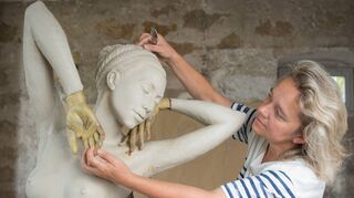 Die Bildhauerin Malgorzata Chodakowska arbeitet in ihrem Atelier in Dresden an einer Figur. Chodakowska kommt nach der viel beachteten Ausstellung im Jahr 2017 erneut mit ihren Werken zur sommerlichen Skulpturenschau nach Weikersheim.