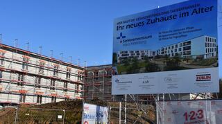Der Rohbau ist fortgeschritten, die Fenster sind eingebaut, das Dämmmaterial steht auf Paletten bereit: Das neue Haus Heimberg nimmt Gestalt an.
