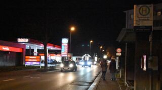 Die Herrenwiesenstraße um 18 Uhr abends im Januar: Der Gehweg auf der rechten Seite (stadtauswärts) liegt völlig im Dunkeln, da Straßenlaternen fehlen, und Personen, die hier – wie auf dem Bild – unterwegs sind, sind nur sehr schwer zu erkennen. Die Bushaltestelle ist zudem gänzlich unbeleuchtet.