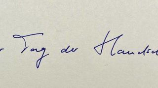 Untere Zeile zuhalten und einfach mal raten: Lässt die Handschrift Rückschlüsse auf den Beruf zu? Eine Schulleiterin, eine Bürgermeisterin, ein Arzt und ein Chefredakteur – welche Handschriftenprobe stammt von wem?