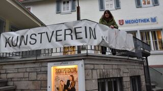 Geografin Madeleine Wagner an zwei kulturellen Stätten in Tauberbischofsheim: dem Engelsaal des Kunstvereins und der Mediothek.