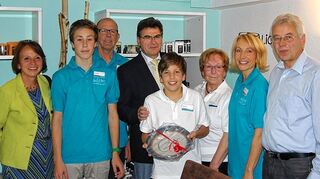 <p>Alles erdenklich Gute wünschten im Vorfeld des Tages der offenen Tür der Familie Väth Dr. Karin Müller-Freiberg (links), Bürgermeister Kornberger (Bildmitte) und Elpersheims Ortsvorsteher Belschner (rechts).</p>