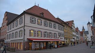 Das markante Haus an der Ecke Marktplatz/Burgstraße (Bild) beherbergte 197 Jahre lang „Sambeth am Markt“ im Erdgeschoss. Ende Februar ist Schluss. Ab April folgt in den Räumlichkeiten ein Geschäft mit Schmuck- und Mode-Accessoires.
