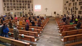 82 Jugendliche haben in der St. Marienkirche Gottesdienst gefeiert und bereiten sich bis November auf das Sakrament der Firmung vor. Ein 18-köpfiges Firmteam wird sie dabei begleiten.