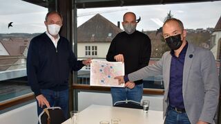 Die Vertreter der Bad Mergentheimer Citygemeinschaft, Vorsitzender Hans-Joachim Kuhn (rechts) sowie Wolfgang Wunderle (links) und Stefan Dietz, äußerten sich kritisch zum Verkehrs- und Mobilitätskonzept des Grünen-Ortsverbandes. Alle drei fordern den zweiten Schritt nicht vor dem ersten zu machen und verlangen mehr Parkhäuser oder Stellplätze für Pkw am Innenstadt-Ring zu schaffen, ehe in der Altstadt weitere Beschränkungen folgen können.